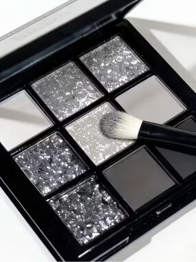 Kohl's Silver & Gray Glitter Eyeshadow Palette